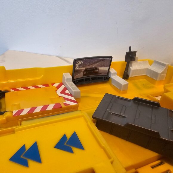 Disney Pixar Cars Hauler Collection Cruz Ramirez's Hauler Truck - Picture 3 of 15